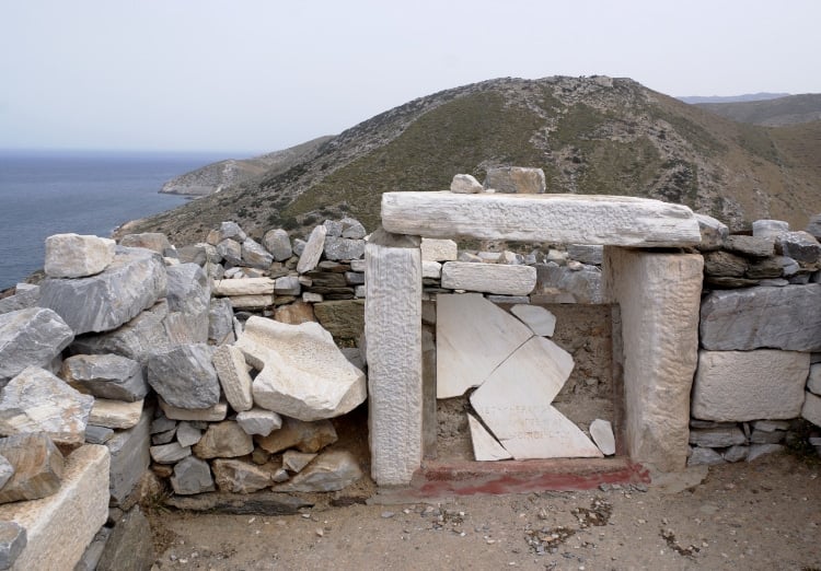 Είναι η Ίος και ο «Τάφος του Ομήρου».