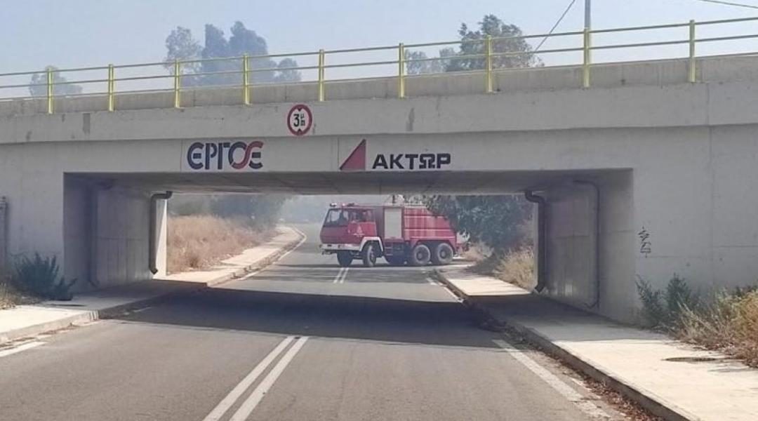 Καιγόταν χωριό στην Αχαία και τα πυροσβεστικά οχήματα δεν χωρούσαν να περάσουν από την Γέφυρα.