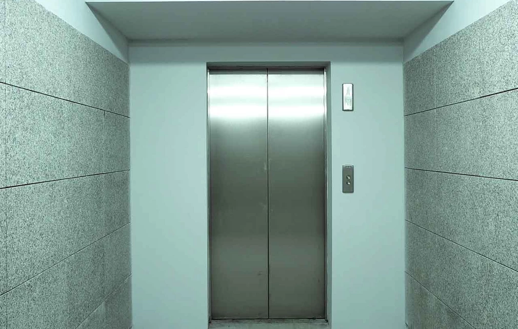 Λαρισαίος εγκλώβισε διαρρήκτες σε ασανσέρ επί 2,5 ώρες, κόβοντας το ρεύμα