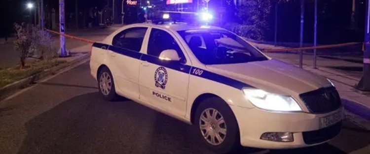 Άγρια δολοφονία έξω από το αστυνομικό τμήμα στην Ελλάδα-Πήγε να τον καταγγείλει και τη μαχαίρωσε